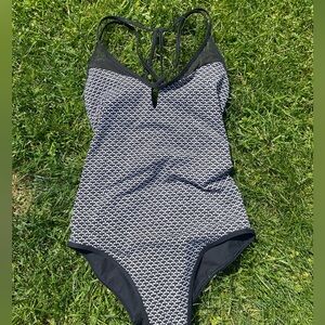 Lululemon Wave Wonderer One Piece Swim 4 Black White